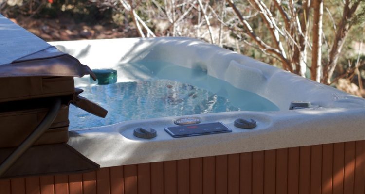 Zomerse sferen in eigen wellness tuin met spa